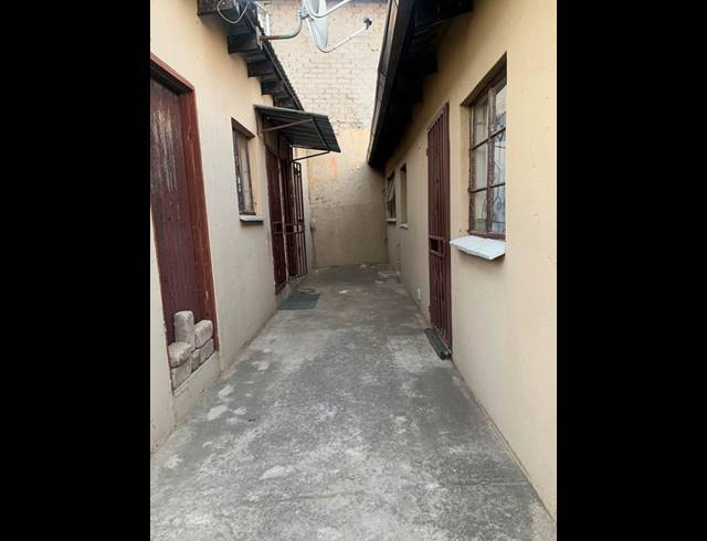 6 BEDROOM HOUSE FOR SALE IN ENTSHONALANGA